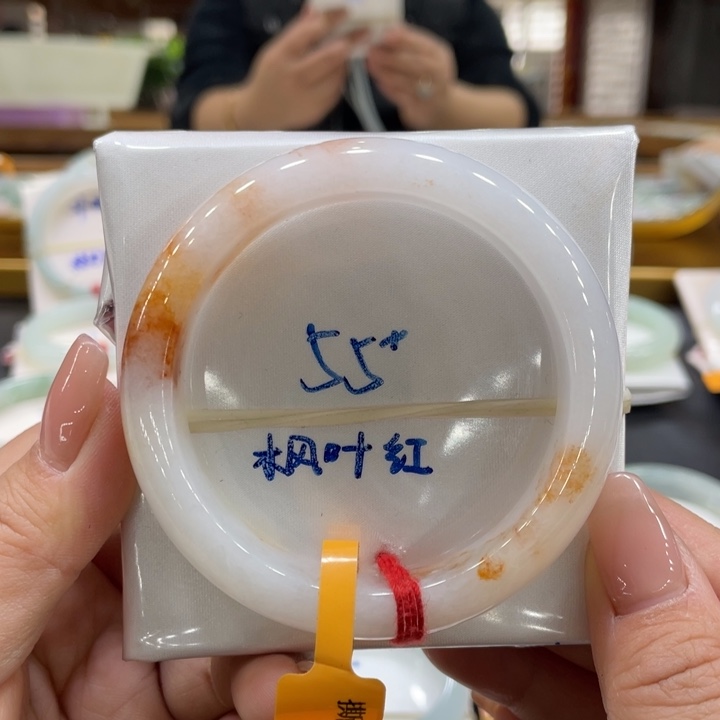 翡翠手镯未镶嵌翡翠