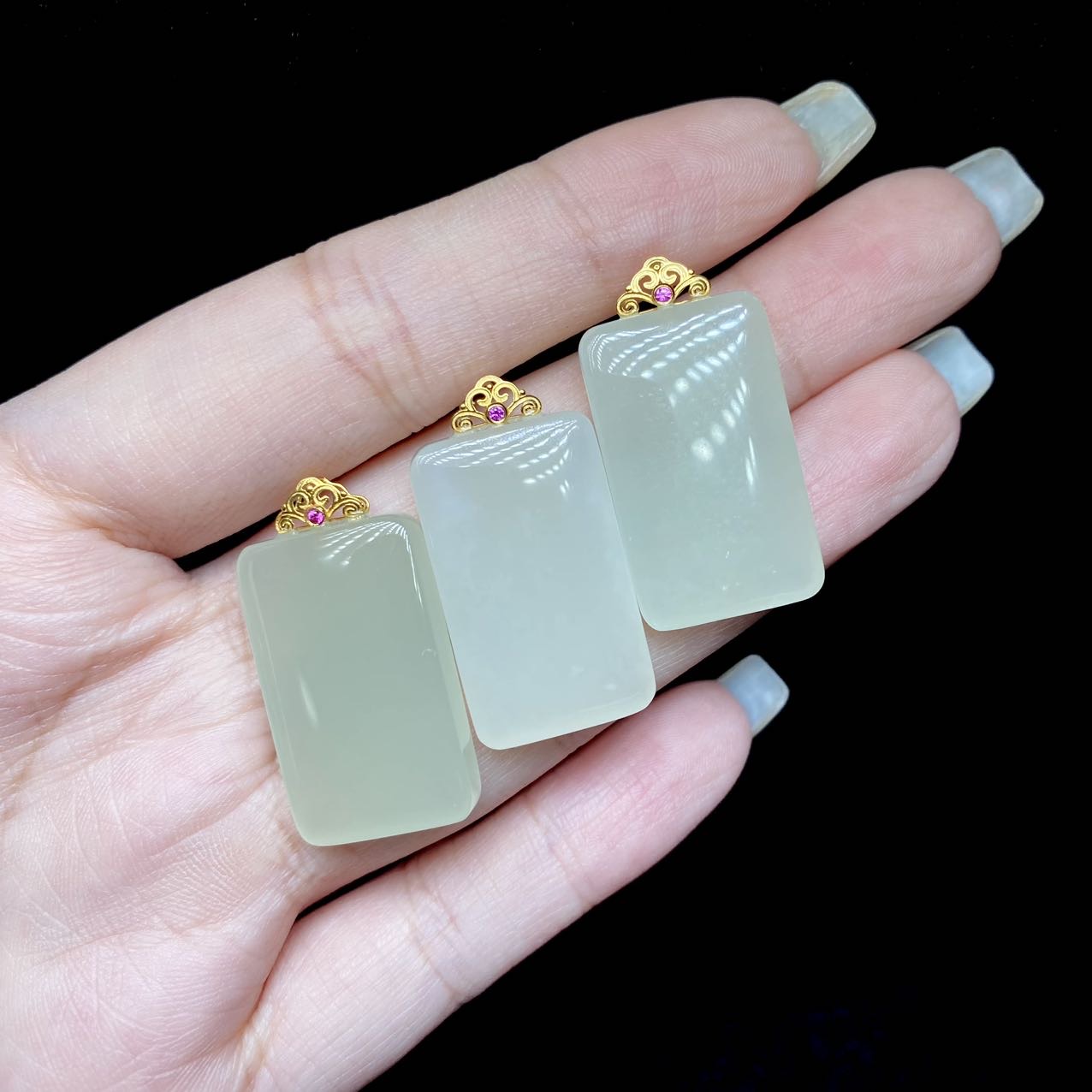 14 DS48215-18K金镶嵌和田玉吊坠-多样性发一件-14x5×24mm （JG）