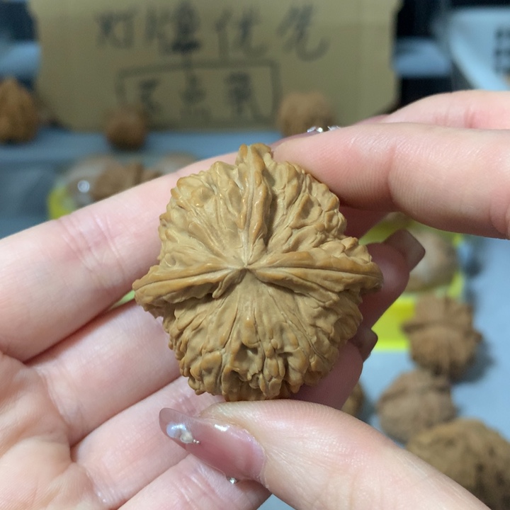 江***2文玩核桃吊坠异形单只，有瑕疵