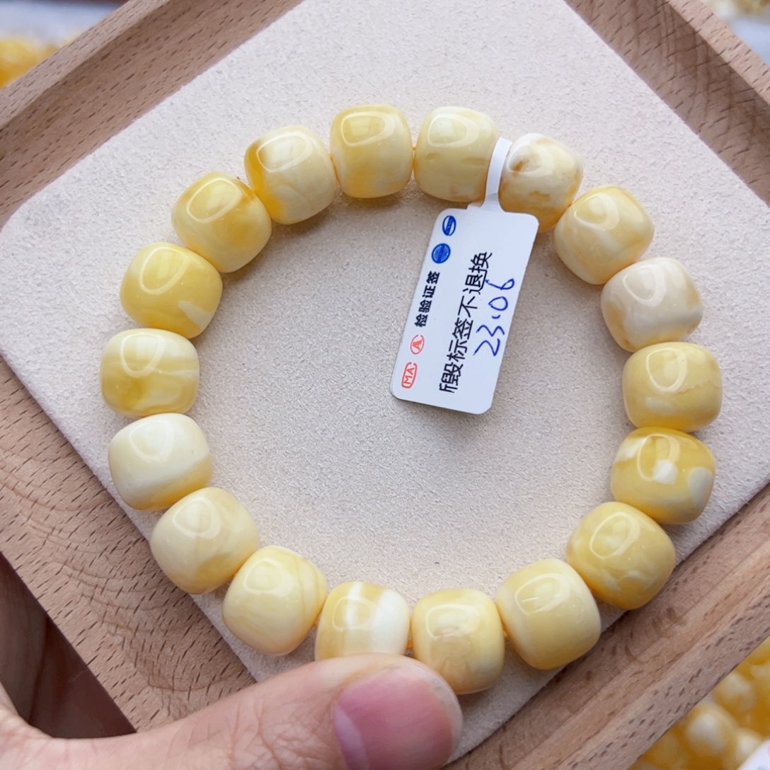 蜜蜡手串未镶嵌。****。23.06克，老型浓白花手串