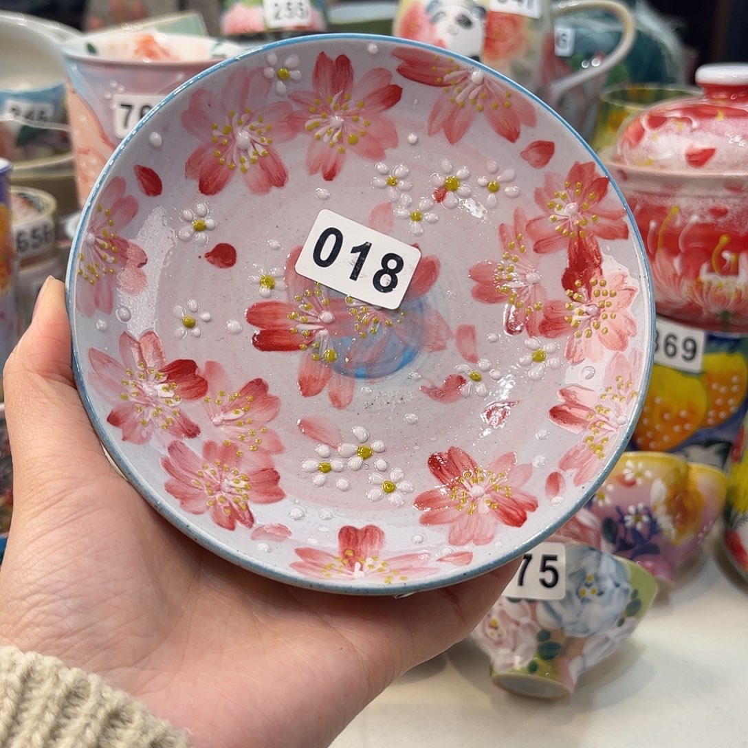 瓷片兔兔好可爱呀打个