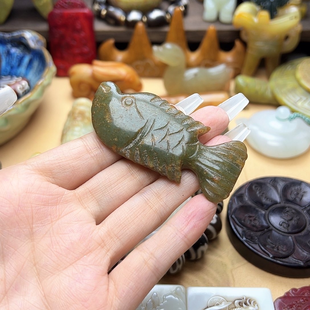 蛇纹石玉未镶嵌颈饰