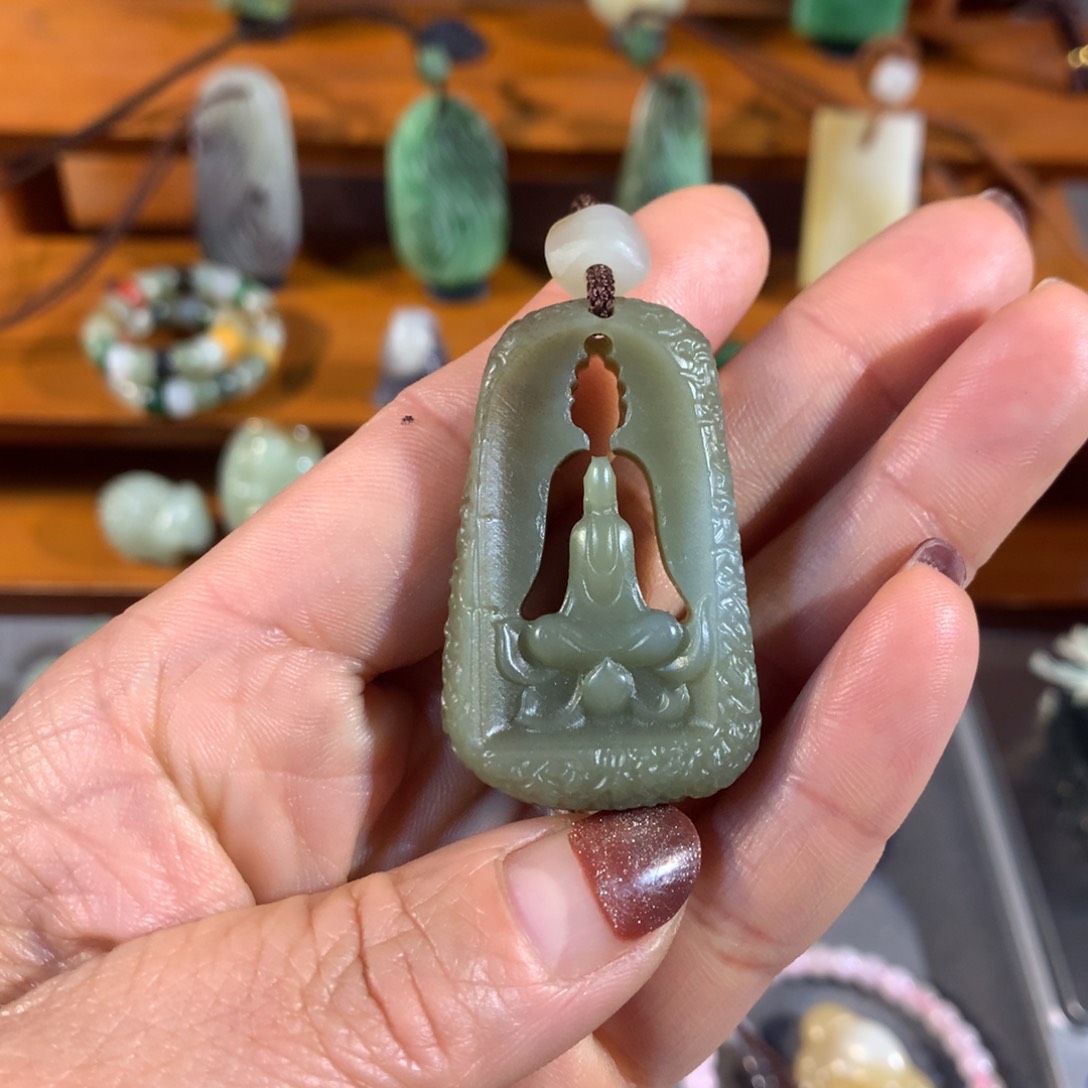 和田玉（糖玉）颈饰未镶嵌不****。