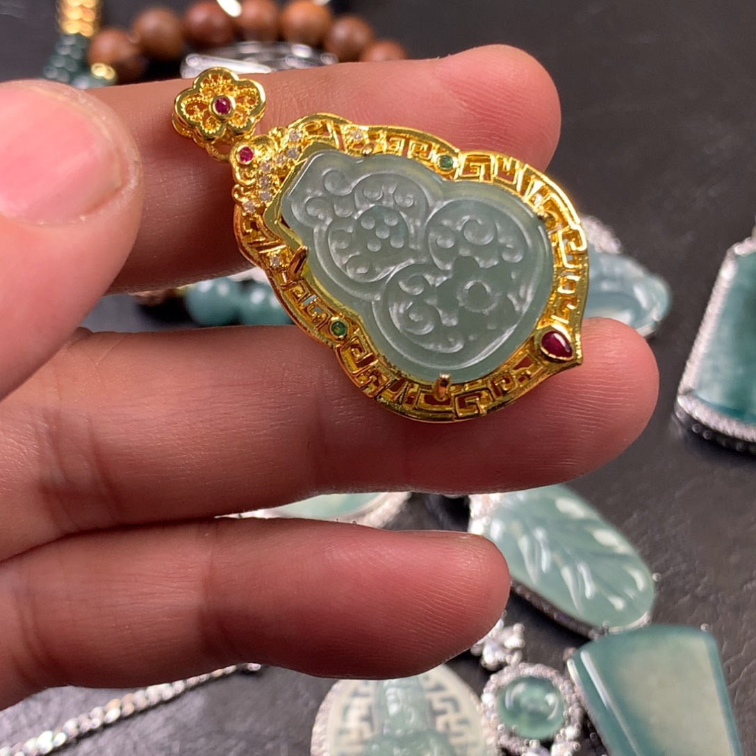 翡翠未镶嵌颈饰葫芦