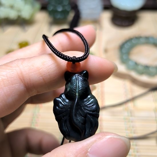 亿***，蛇纹石玉未镶嵌颈饰