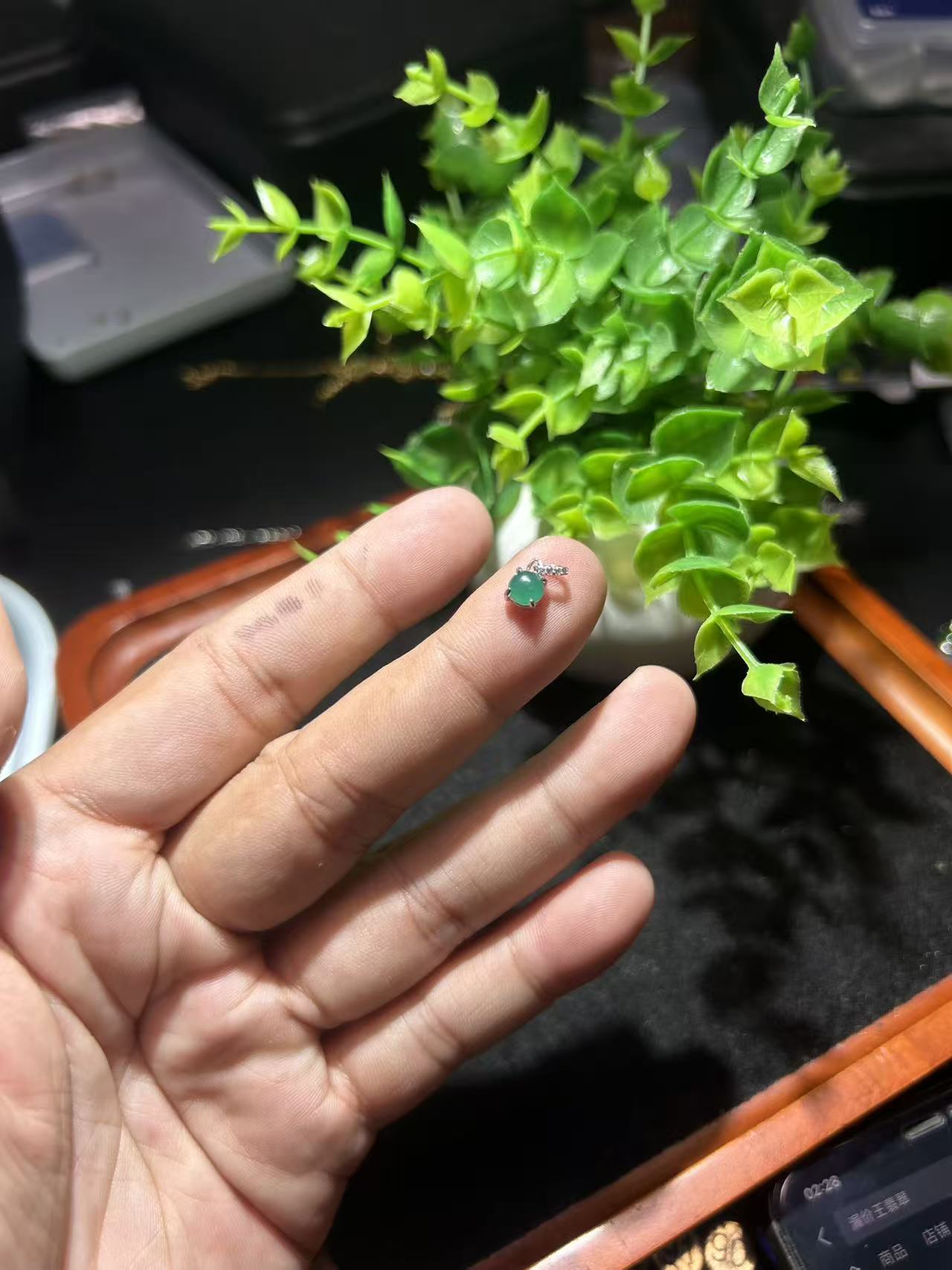 A货翡翠蛋面银镶吊坠