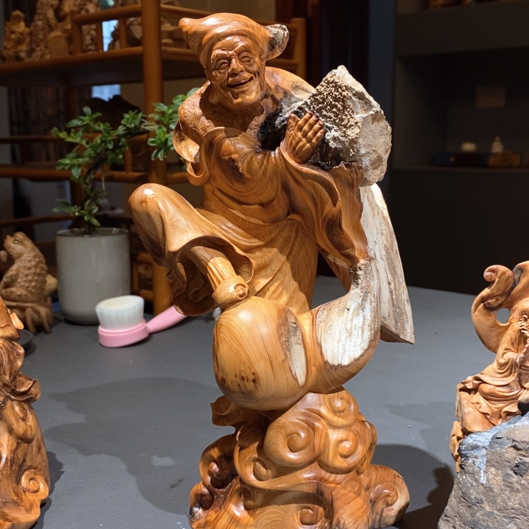 柏木（崖柏）L**e抱石活佛济公摆件