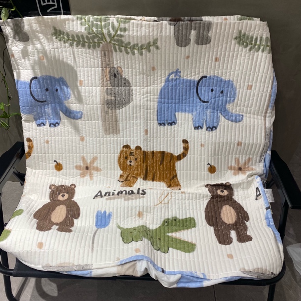 48732 绿恐龙棉绗缝床笠，绗缝羽丝棉 侧高30cm，两个尺寸