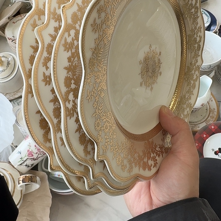 鸿***3瓷4个微瑕平盘均价25一个