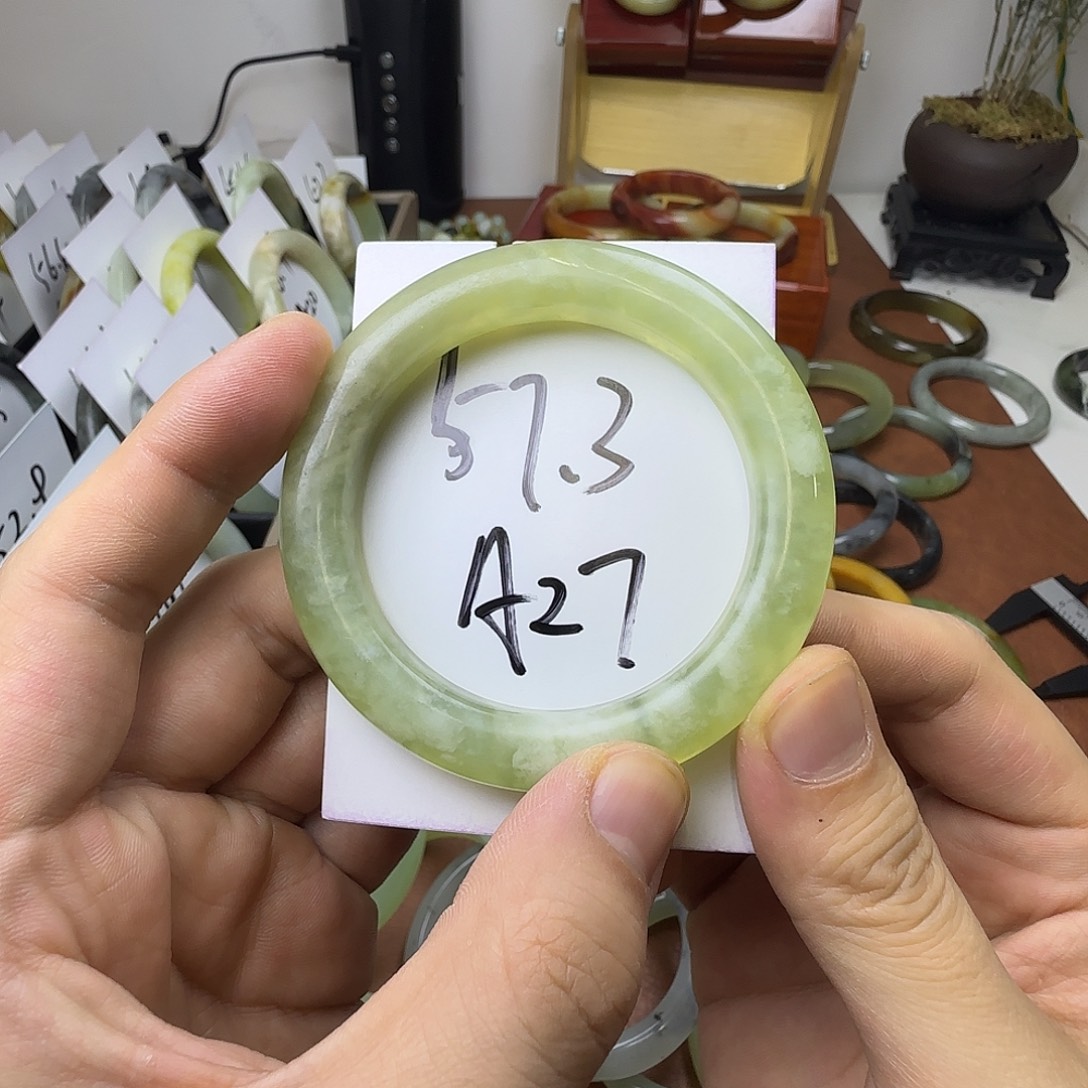 蛇纹石玉未镶嵌手镯