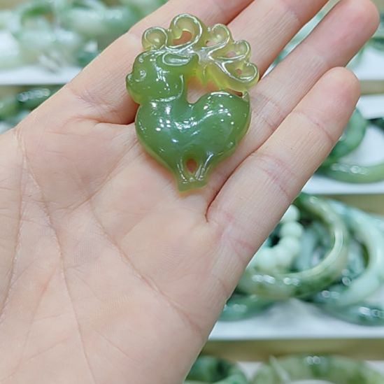 冬***月蛇纹石玉未镶嵌颈饰