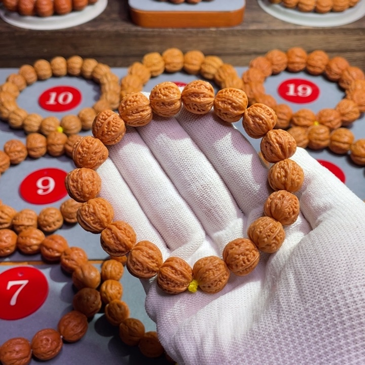 文玩核桃手串玉麒麟