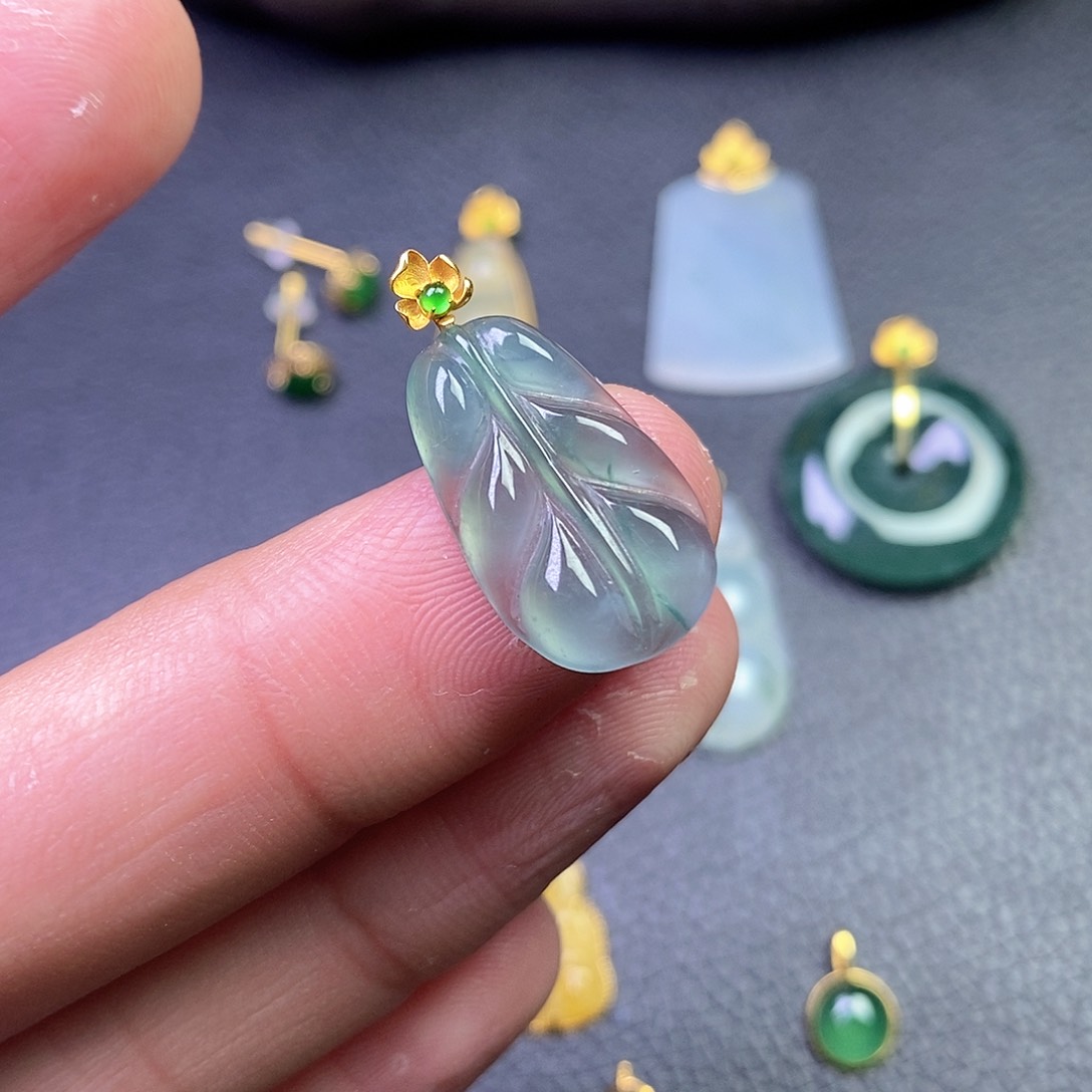 颈饰18K金镶嵌翡翠