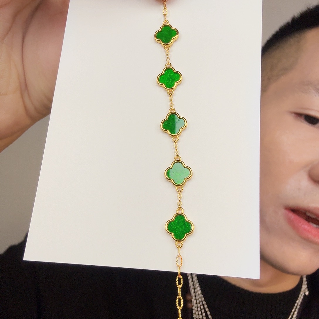 翡翠未镶嵌颈饰一件