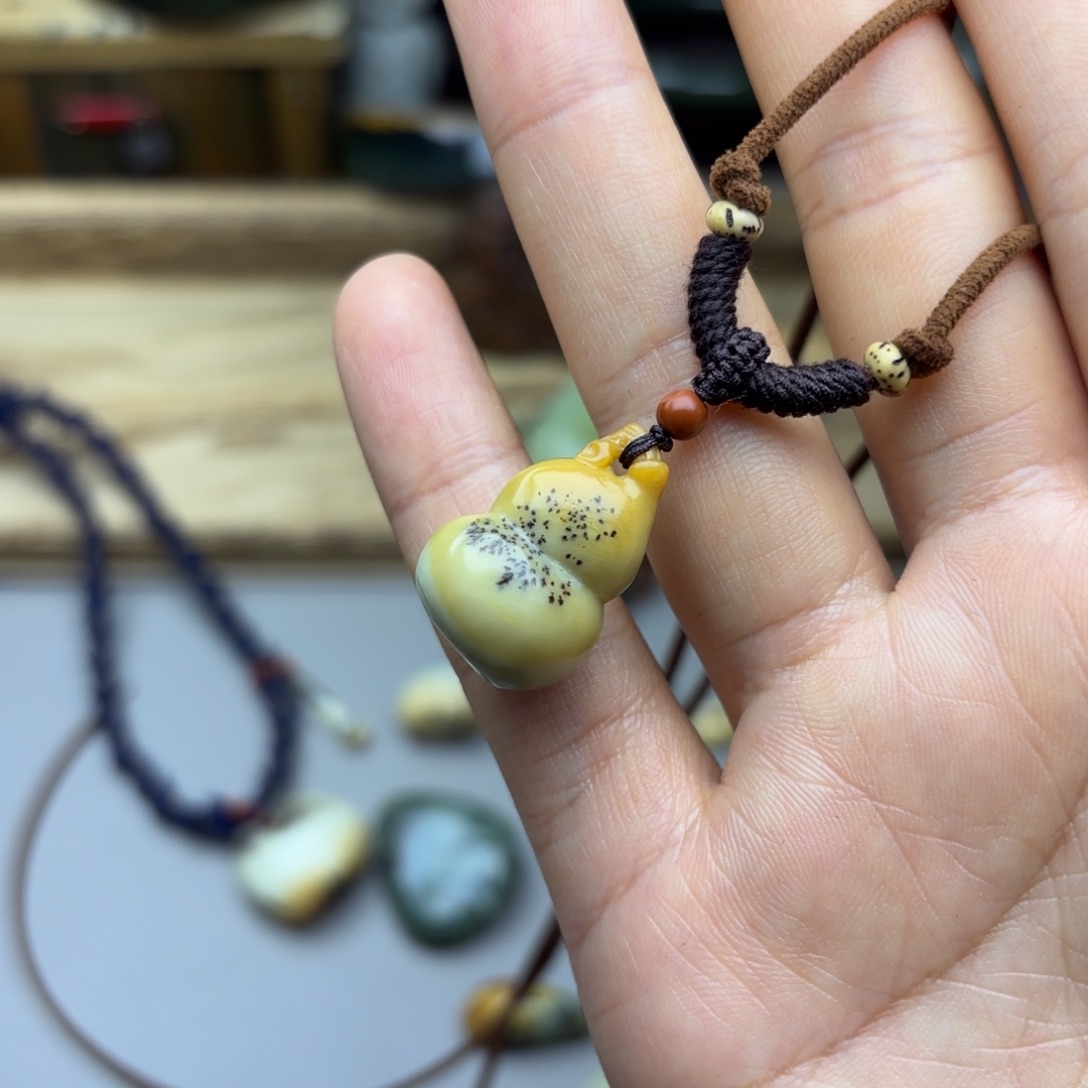夏***透闪石质玉未镶嵌颈饰