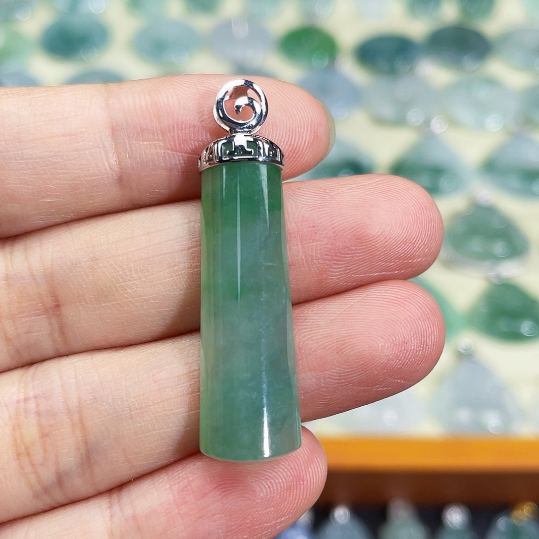 翡翠18K金镶嵌颈饰吊坠