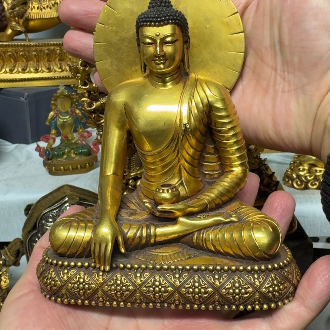 星**师京门圜铜鎏金的释迦摩尼