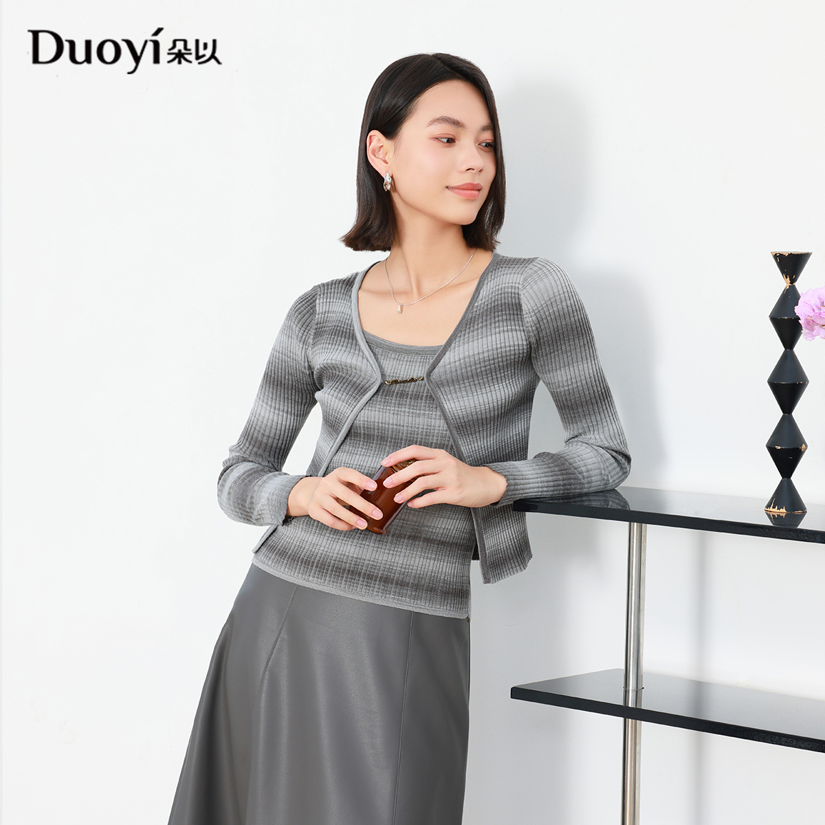 朵以2026春季新品时髦减龄修身短款背心针织外套内外套装40DC5310