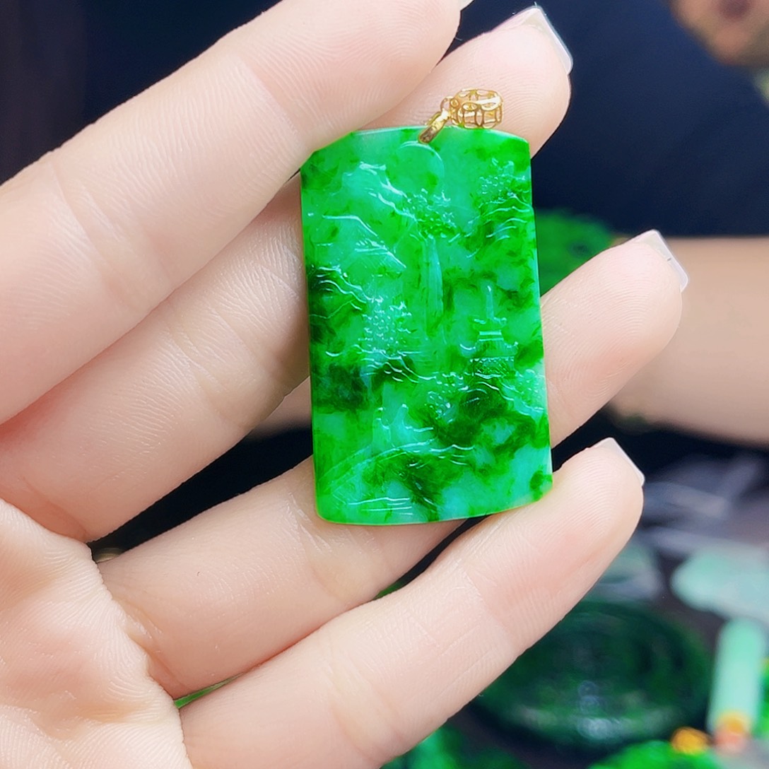 颈饰18K金镶嵌翡翠多样性