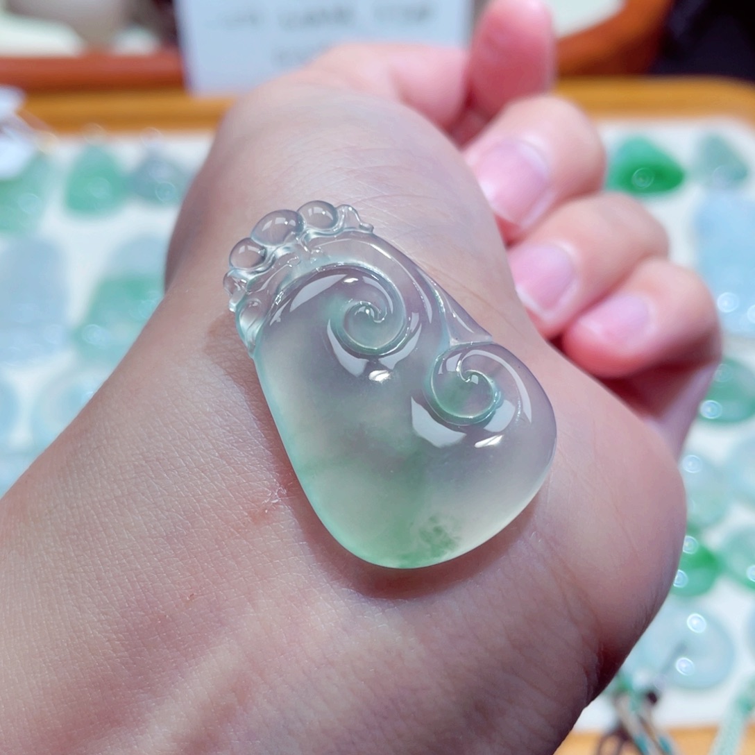 翡翠颈饰未镶嵌如意