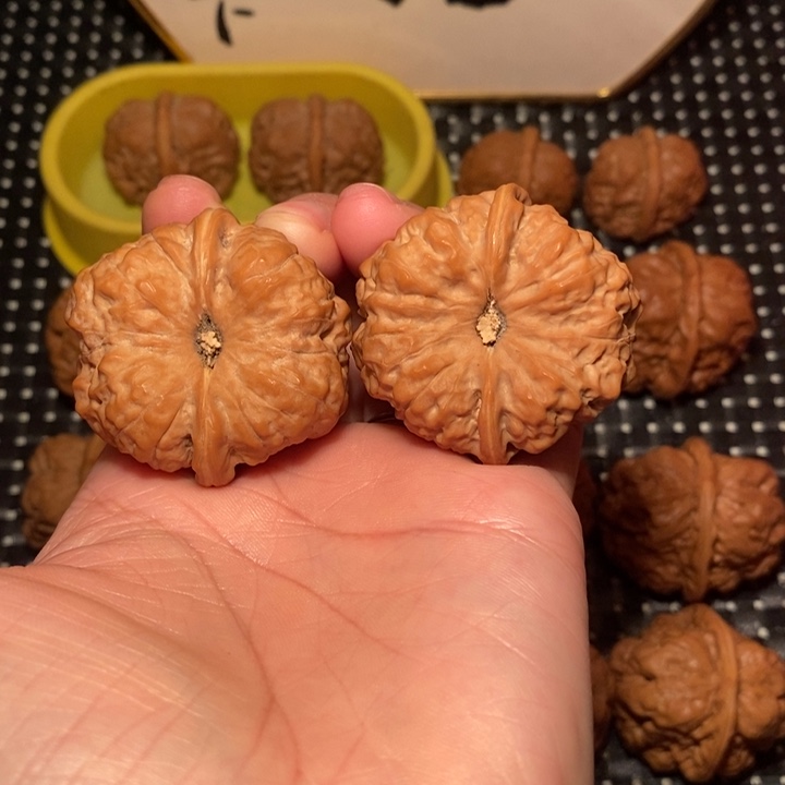 彭***.把件文玩核桃小细腰八腿底好