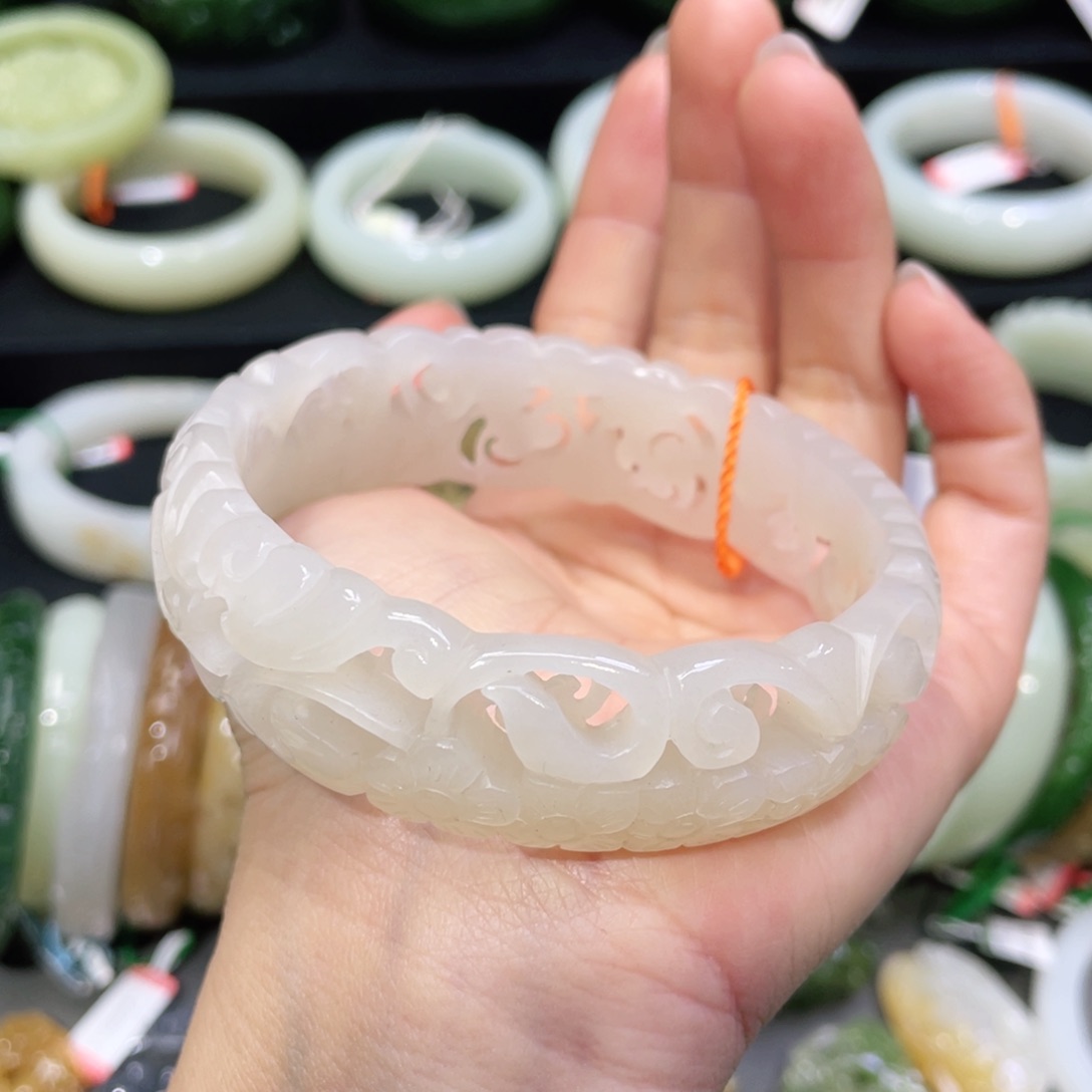 未镶嵌手镯和田玉46。  圈口62+