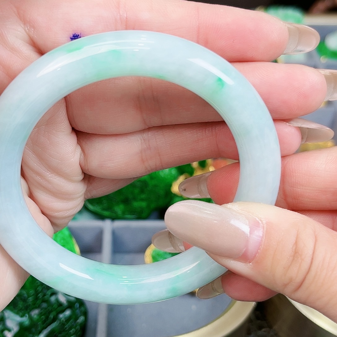 翡翠颈饰未镶嵌手镯