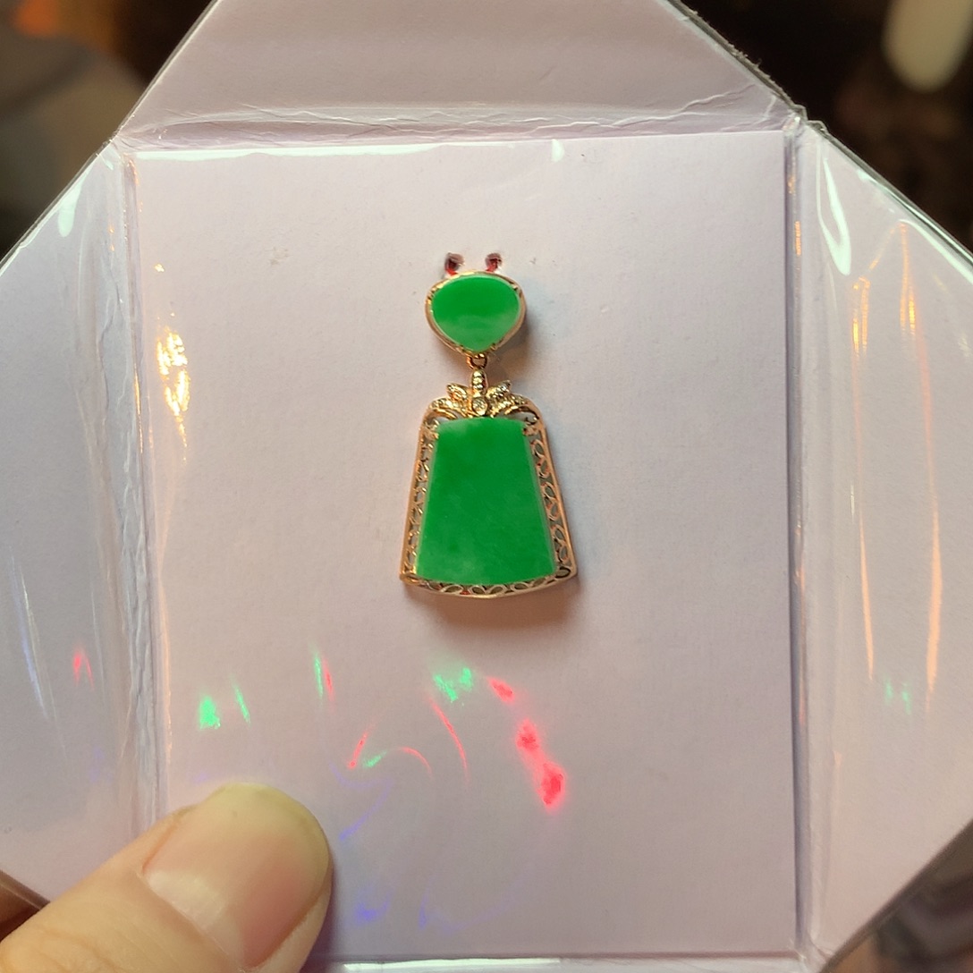 N***心翡翠18K金镶嵌颈饰无事牌