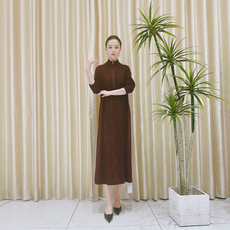 9901酒红色拉链设计款羊毛气质秋冬轻奢针织连衣裙时尚复古