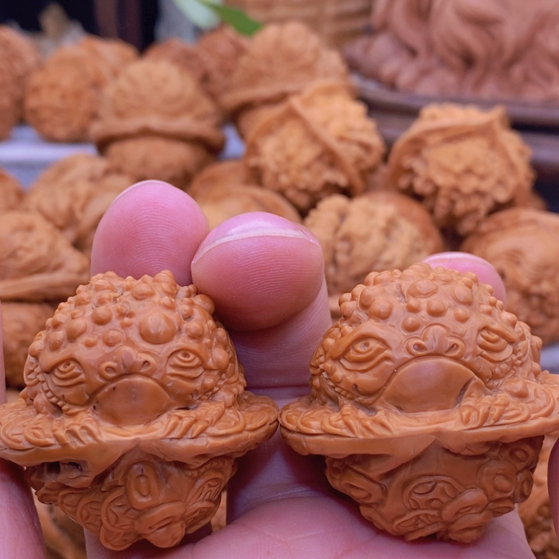 文玩核桃把件纯手工雕刻聚宝盆金蟾（白狮子）