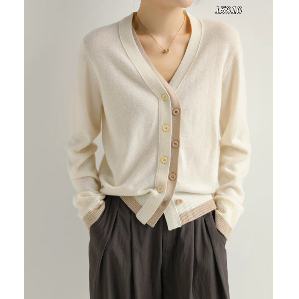 15910（部分无水洗唛，介意慎拍）WANGDAN新款鸡心领拼接针织开衫