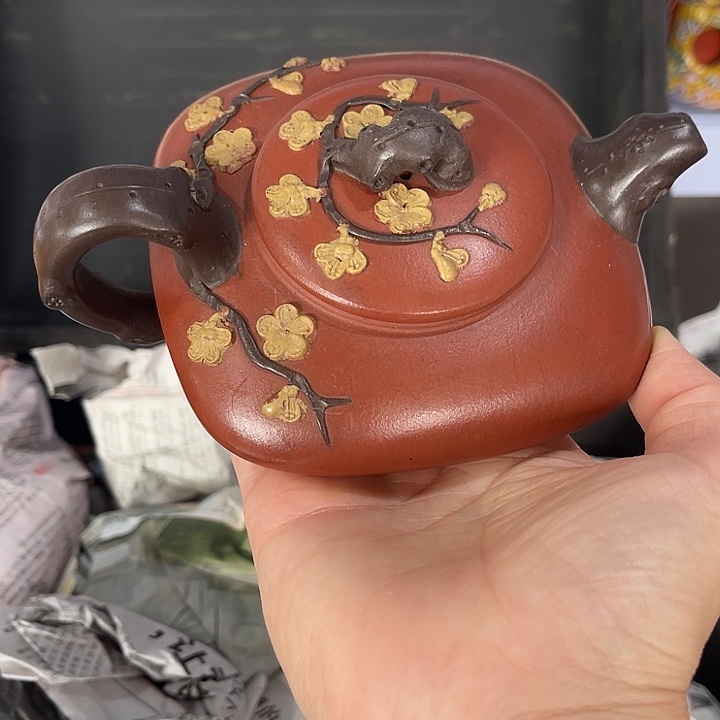茶壶紫泥原矿泥料手工制作的一把紫砂壶。