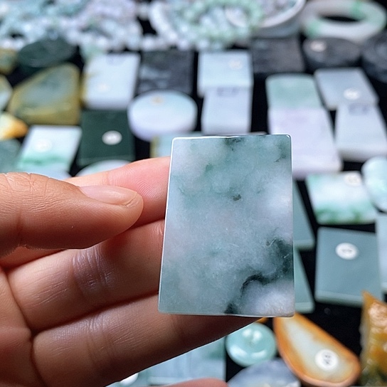 翡翠挂件未镶嵌翡翠的