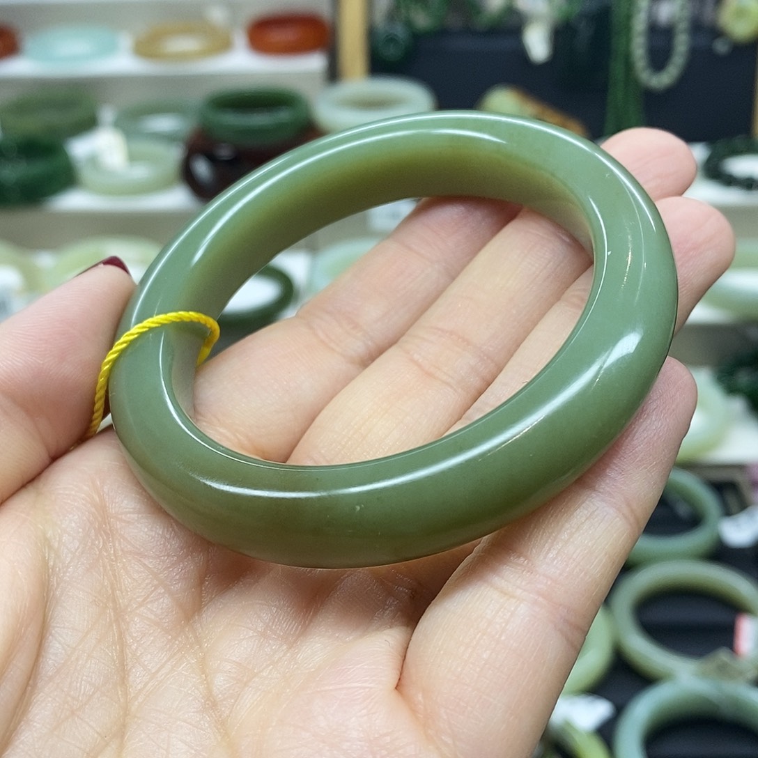 ，***。和田玉未镶嵌手镯