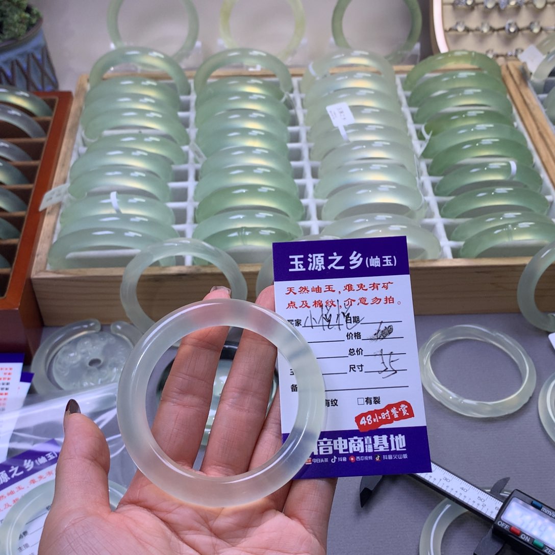 蛇纹石玉手镯未镶嵌小*悦