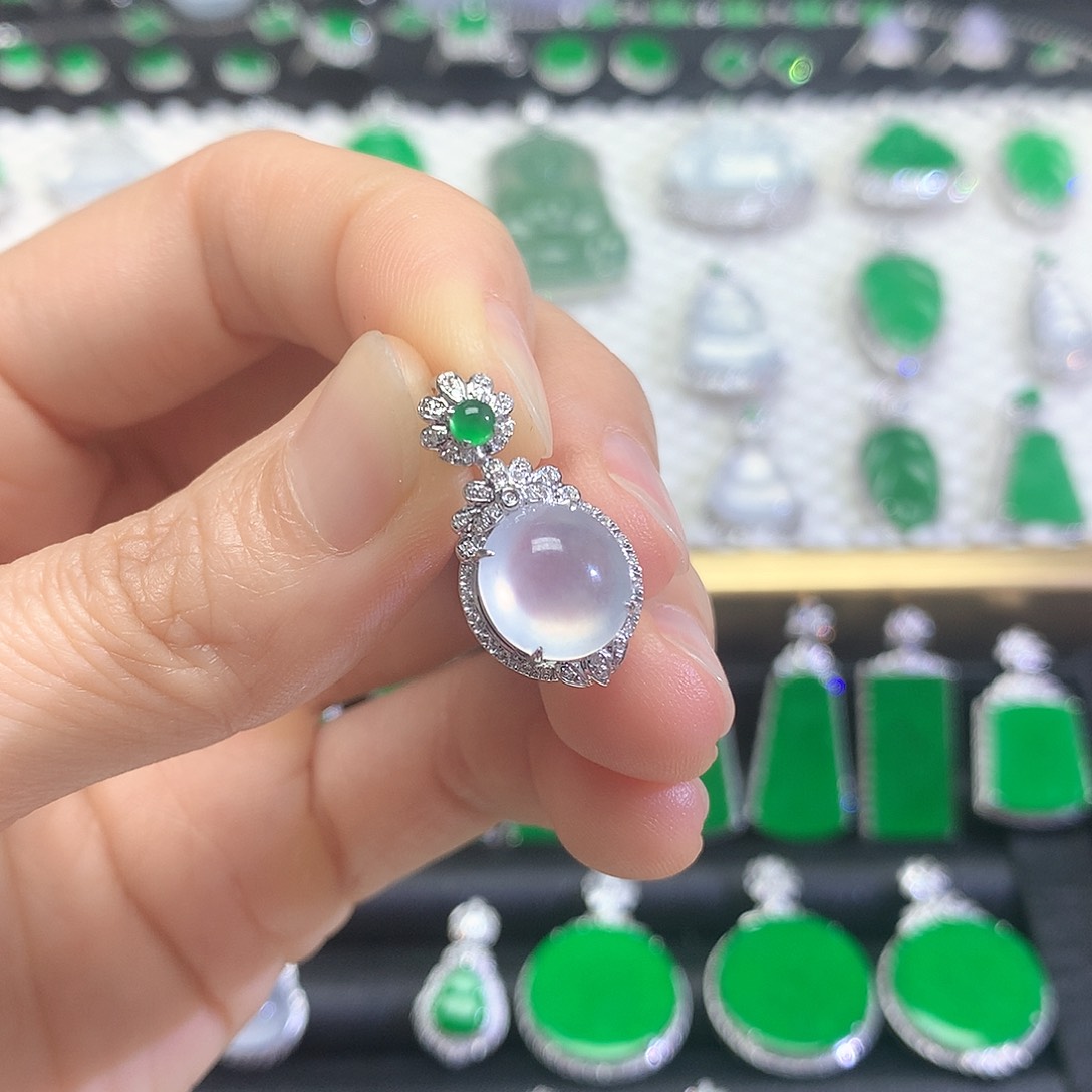 颈饰18K金镶嵌翡翠吊坠