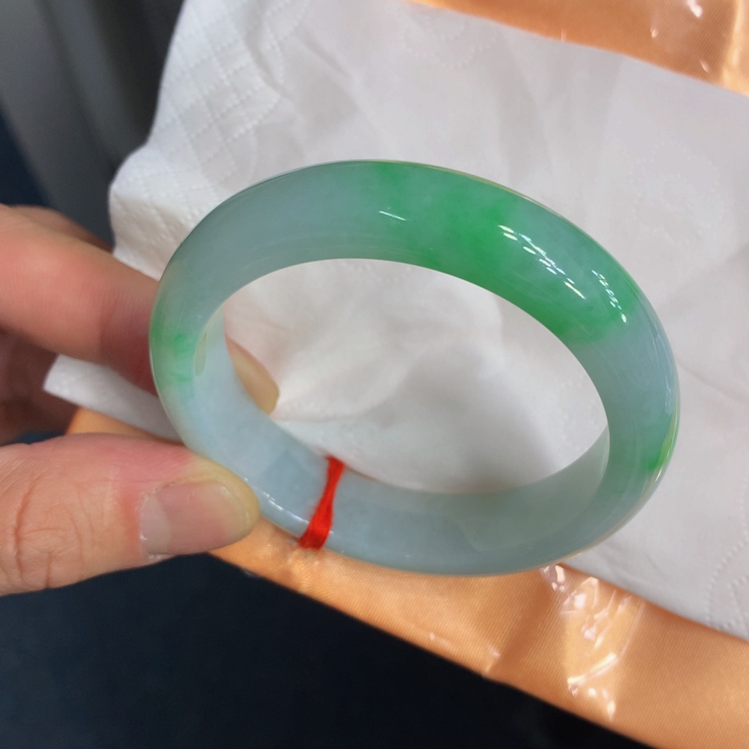 翡翠手镯未镶嵌翡翠