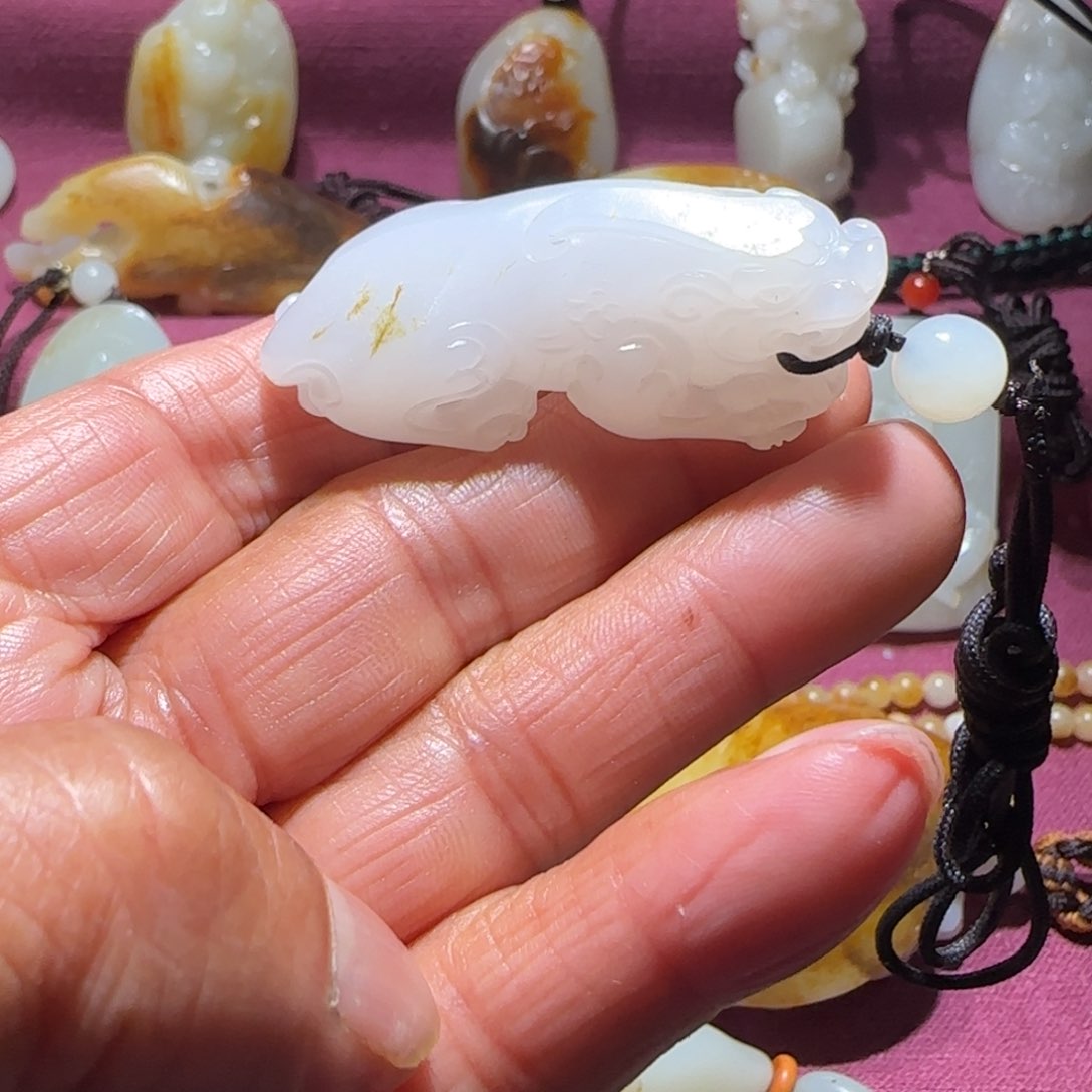 和田玉颈饰未镶嵌山*