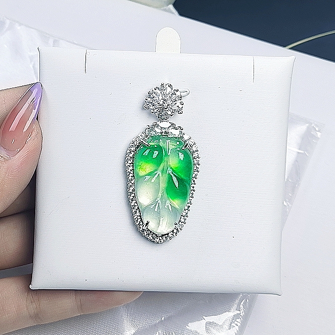 （聚宝严选）D440绿飘花镶嵌叶子吊坠妈妈款精致精美百搭时尚