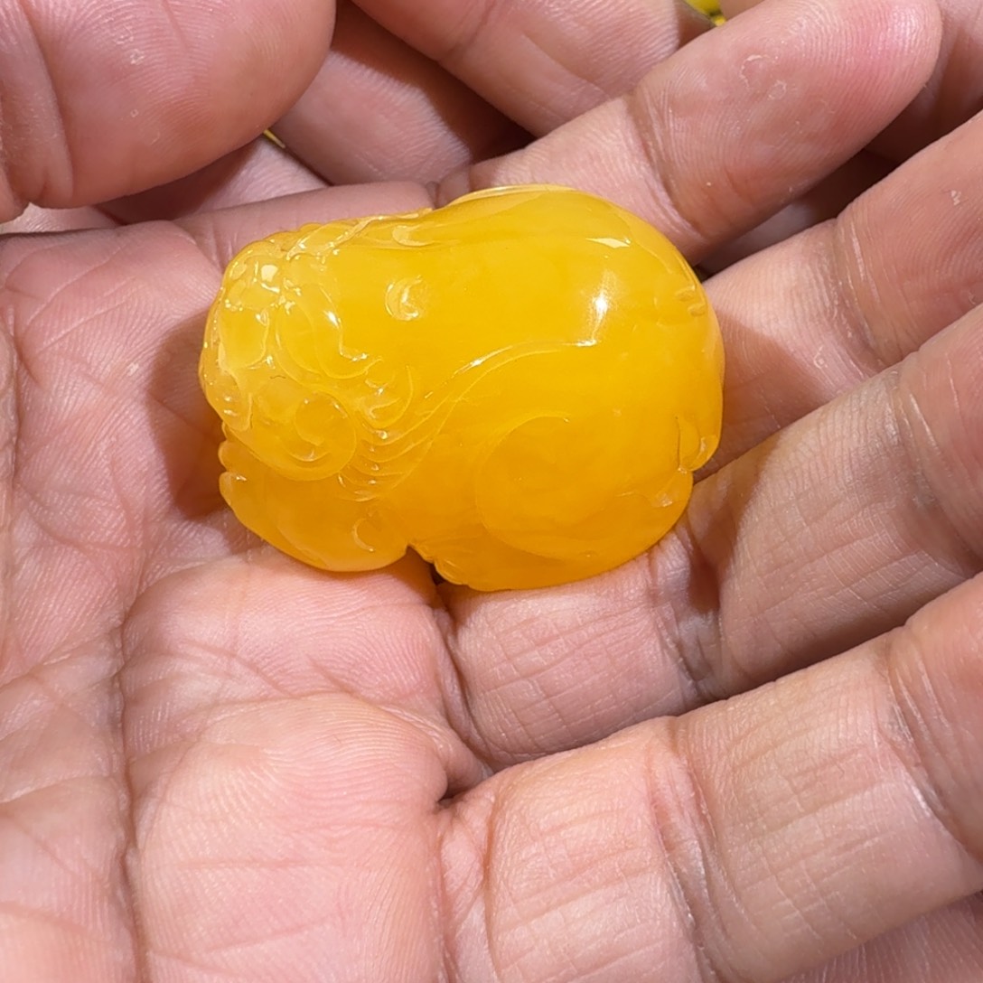 琥珀裸石未镶嵌焦皮料雕刻貔貅20.58