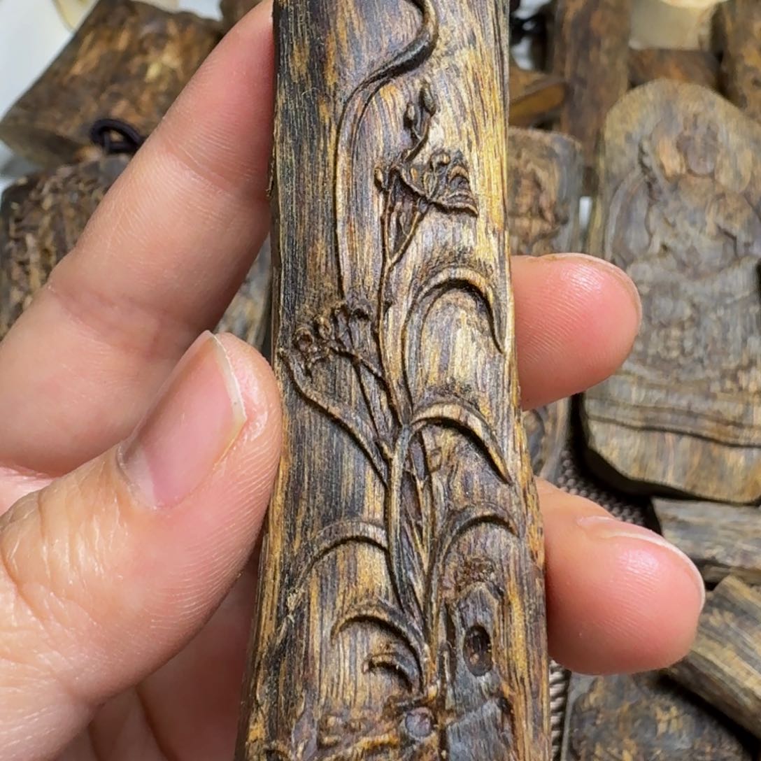 沉香吊坠白棋雕刻牌10克