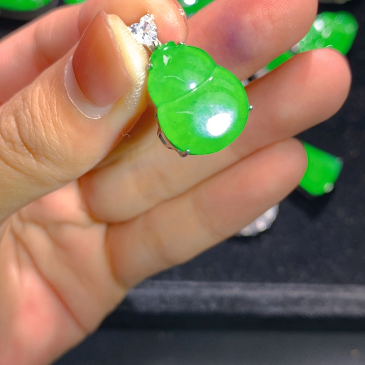 翡翠银S925镶嵌颈饰一个