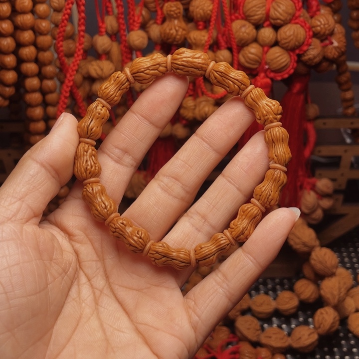 木质类龙纹桃枭挂件