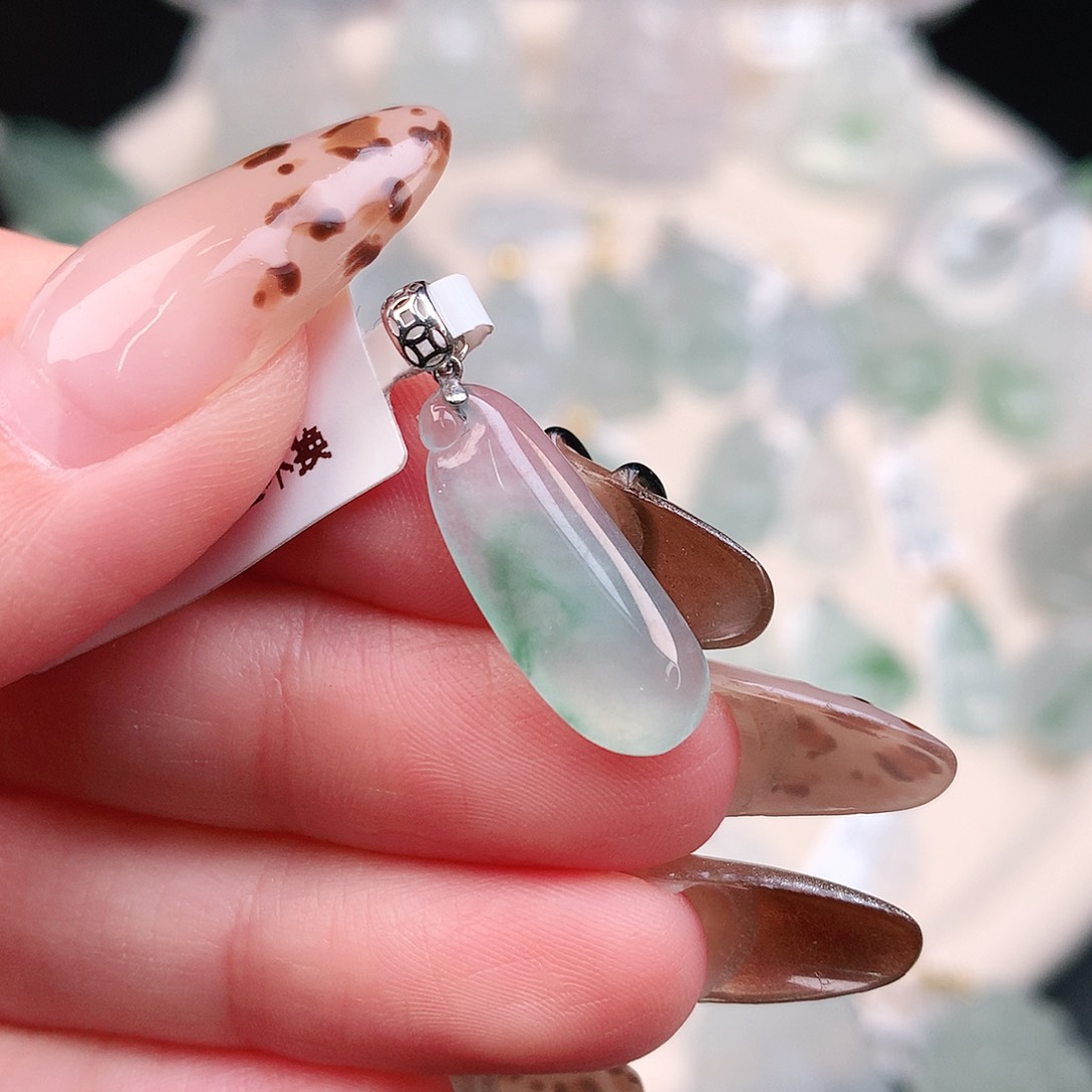 翡翠颈饰18K金镶嵌飘绿瓜26、20.5、8、3.6