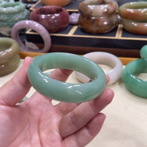 未镶嵌手镯石英质玉