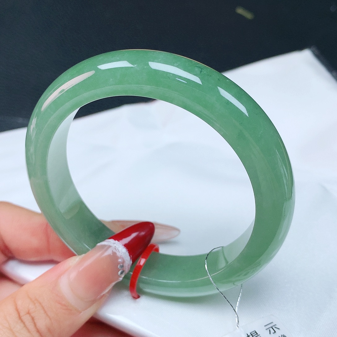 翡翠手镯未镶嵌55圈 