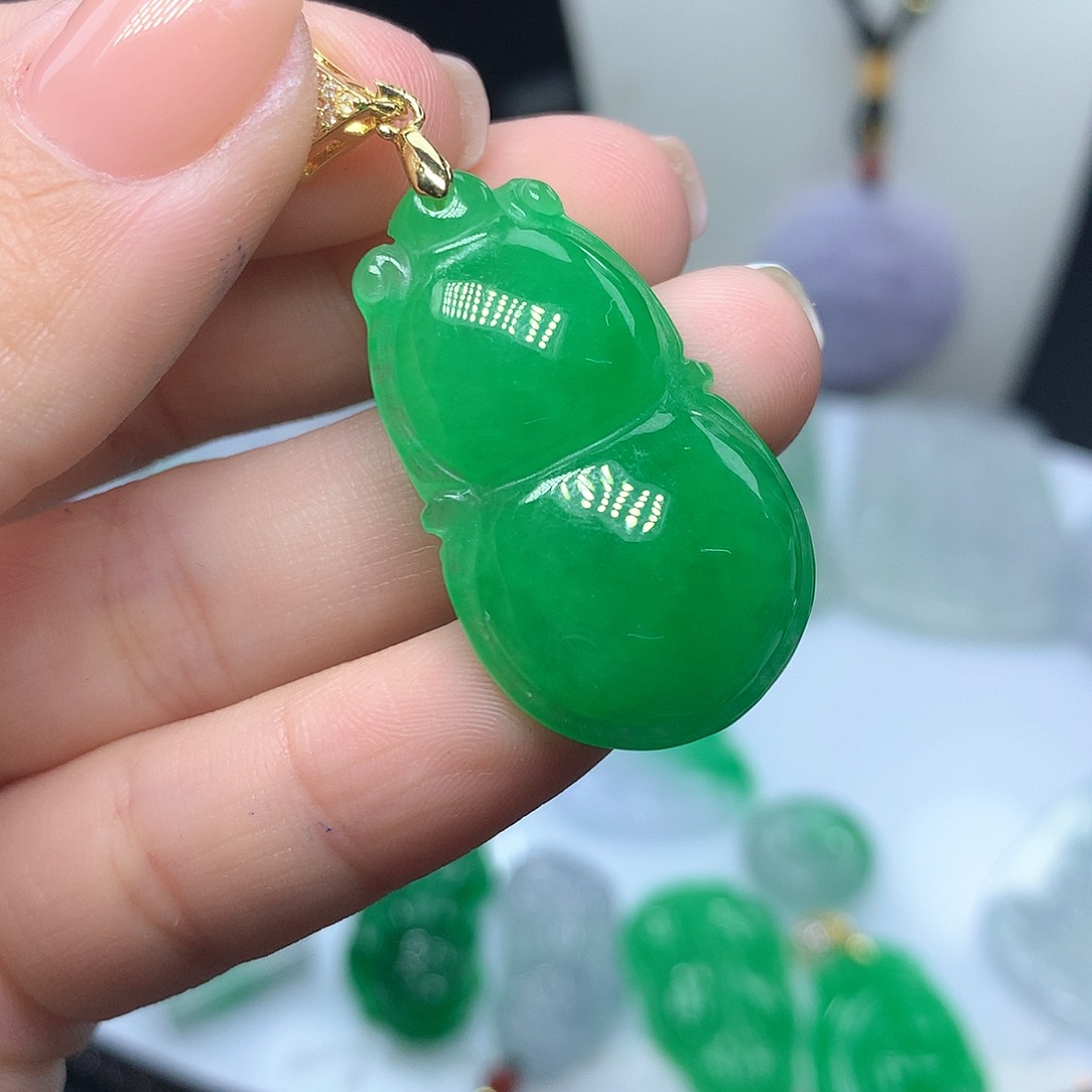 翡翠吊坠(赠链)未镶嵌