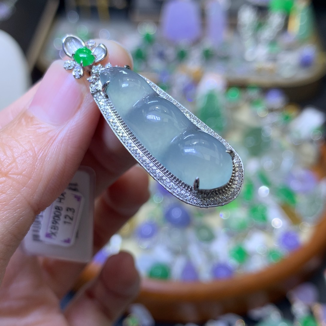 颈饰18K金镶嵌翡翠