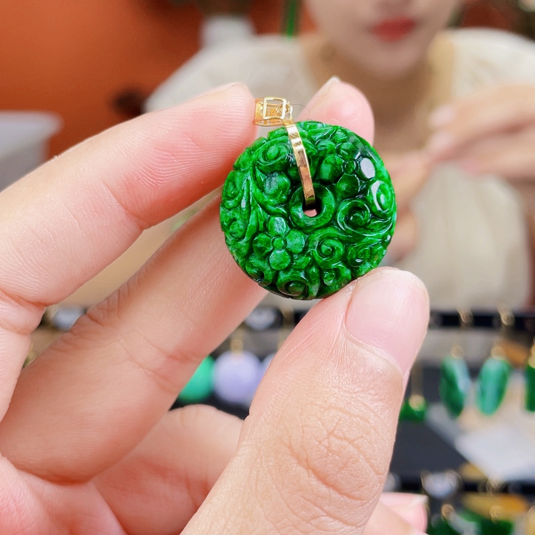 18K金镶嵌翡翠耳饰