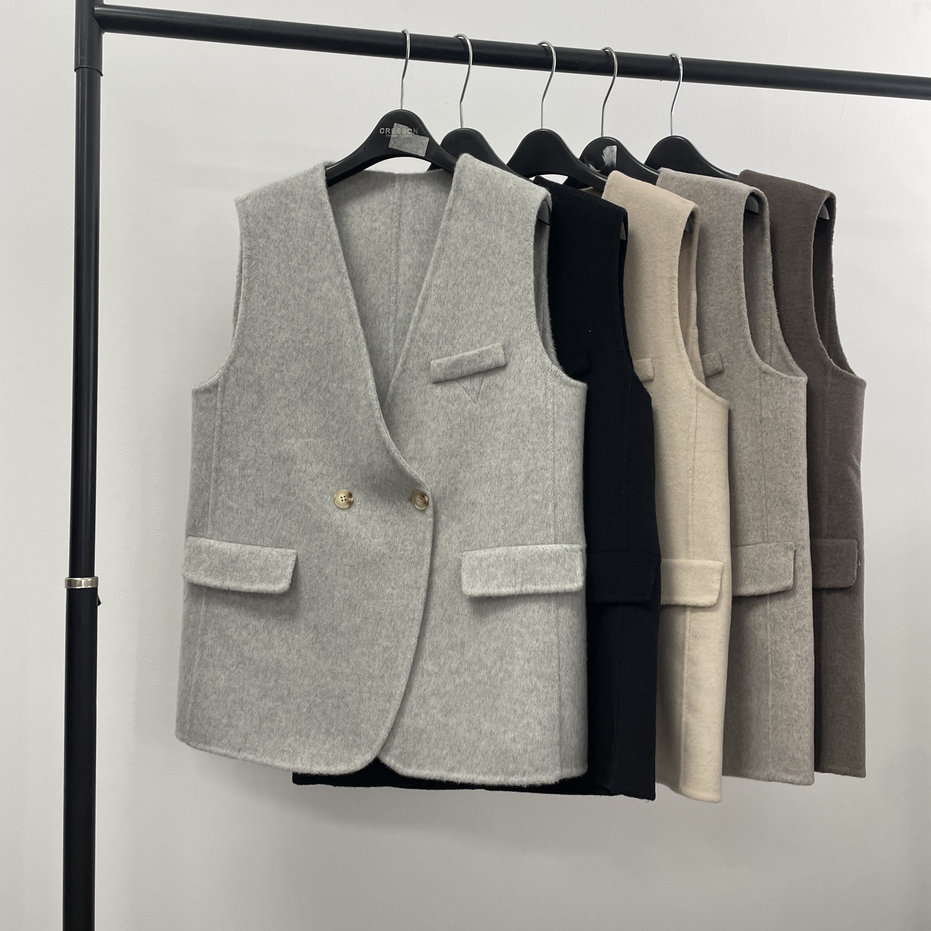 妙启时尚-25新款女款多色前兜V领马甲气质休闲百搭马夹无袖韩版